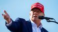 El expresidente Donald Trump habla a sus seguidores.