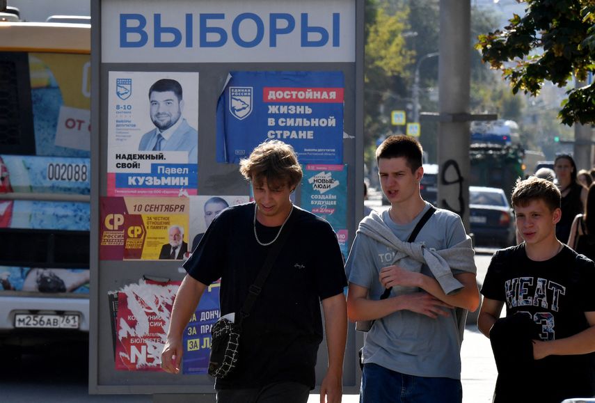 Varias personas caminan frente a carteles de campaña en la ciudad de Rostov del Don, en el sur de Rusia, el 7 de septiembre de 2023, antes de las elecciones locales de Rusia.   