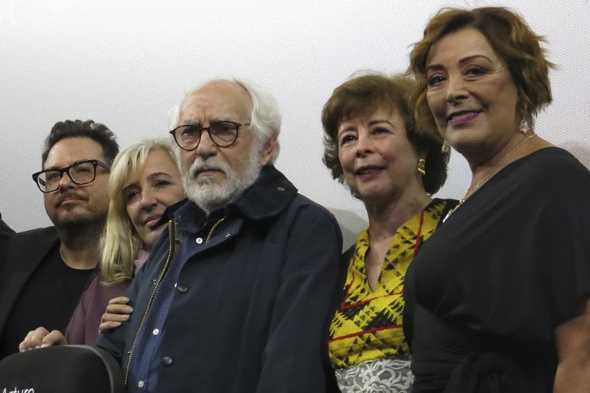El director mexicano Arturo Ripstein, en el centro, poses posa con su esposa y guionista Paz Alicia Garciadiego, segunda de la derecha, y la actriz Silvia Pasquel, a la derecha, durante la presentación de su película El diablo entre las piernas en el Festival Internacional de Cine de Morelia, el lunes 21 de octubre del 2019 en Morelia, México.