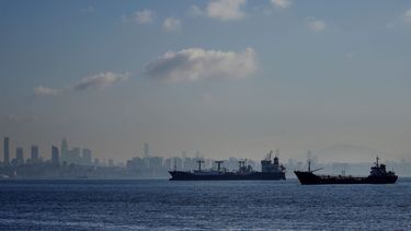 Barcos con carga anclados en el mar de Mármara esperan para cruzar el estrecho del Bósforo el martes 1 de noviembre de 2022 en Estambul, Turquía.&nbsp;
