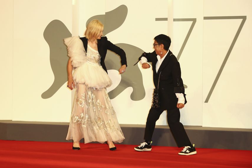 La directora Ann Hui, derecha, y la presidenta del jurado Cate Blanchett chocan codos en la alfombra roja del Festival de Venecia.&nbsp;