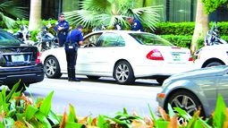 Agazapados en la esquina de la calle 8 con Brickell Avenue, agentes paran vehículos indiscriminadamente en busca de infracciones. Afectados y asociaciones se han quejado. (FOTO: Y. HERNÁNDEZ)