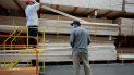 Clientes compran madera una tienda de Home Depot. Clientes compran madera una tienda de Home Depot.