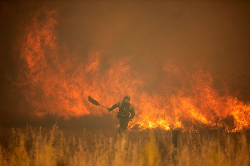 Un bombero combate un incendio forestal en la Sierra de la Culebra, en Zamora, España, 18 de junio de 2022.
