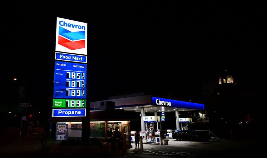 Siguen en alza los precios de la gasolina, en California superan los 7 dólares.