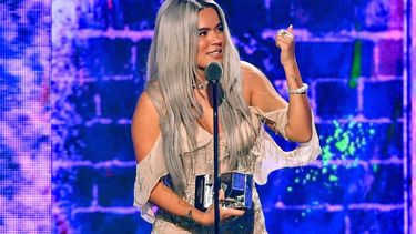 Karol G acepta el premio al Artista de la juventud femenina # 1 en el escenario de los Premios Juventud 2021 en el Watsco Center el 22 de julio de 2021 en Coral Gables, Florida. La colombiana compite en la categoría Mi artista favorito de Streaming en la edición 2022.