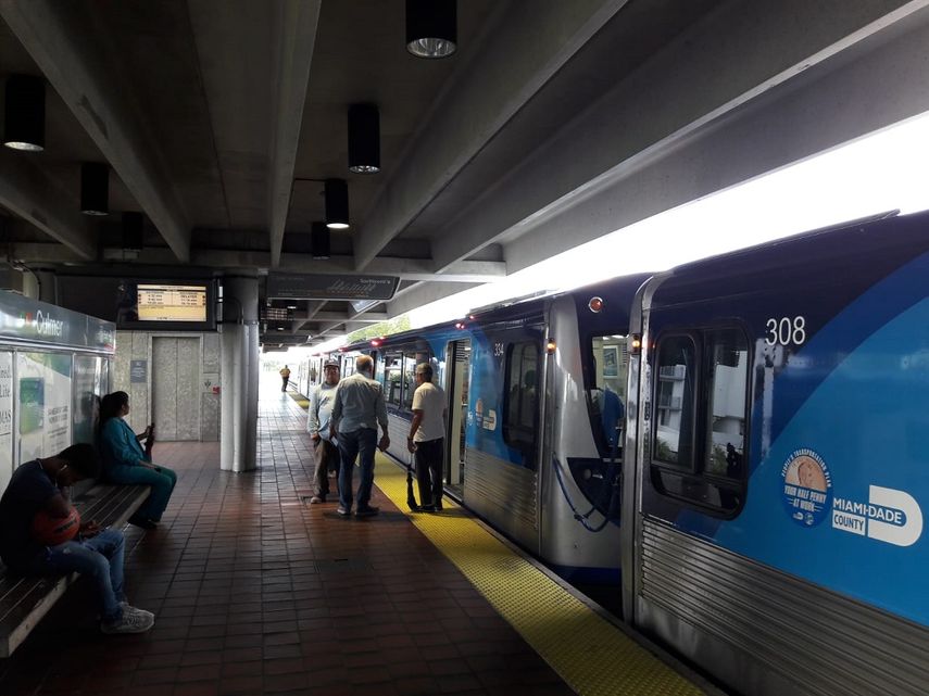 Pasajeros esperan que se reactive el servicio del Metrorail en la estación Culmer, en el noroeste de la ciudad.