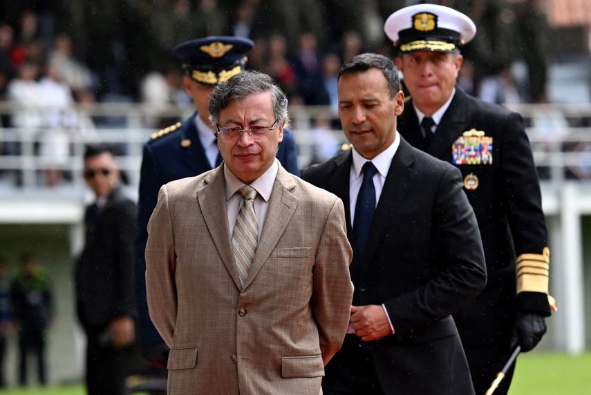 El presidente de Colombia, Gustavo Petro, y el ministro de Defensa, Pedro Sánchez, caminan durante la conmemoración del 134.º aniversario de la Policía Nacional y la promoción de oficiales en la Academia de Policía General Santander en Bogotá el 13 de noviembre de 2025.