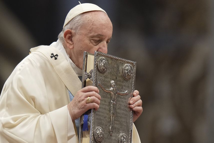 El papa Francisco besa el Libro Sagrado durante la misa de Año Nuevo, en la Basílica de San Pedro, en el Vaticano, el 1 de enero de 2022.&nbsp;