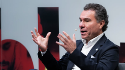 Cárdenas, durante el panel “Meet the New Latin Consumer” realizado en el marco del Cuarto Latin Consumer Summit en Miami. Cárdenas, durante el panel “Meet the New Latin Consumer” realizado en el marco del Cuarto Latin Consumer Summit en Miami.