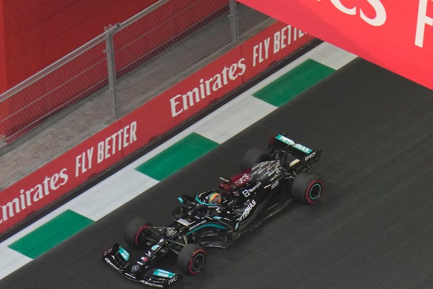 El Mercedes del británico Lewis Hamilton en acción durante la primera sesión de práctica para el Gran Premio de Arabia Saudí de la Fórmula 1