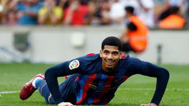 El defensor uruguayo Ronald Araujo, del Barcelona, cae en un partido de la liga española contra Elche en el estadio Camp Nou, Barcelona, España, 17 de setiembre de 2022. 