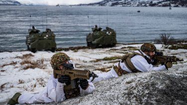 Los marines italianos toman posición durante una demostración de asalto anfibio, parte del ejercicio militar de la OTAN, en el mar cerca de Sorstraumen, sobre el Círculo Polar Ártico en Noruega.