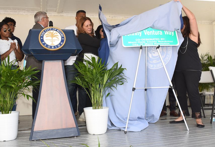 Josefina Ventura, viuda de Johnny Ventura, devela la placa con el nombre de la calle en honor al músico.&nbsp;