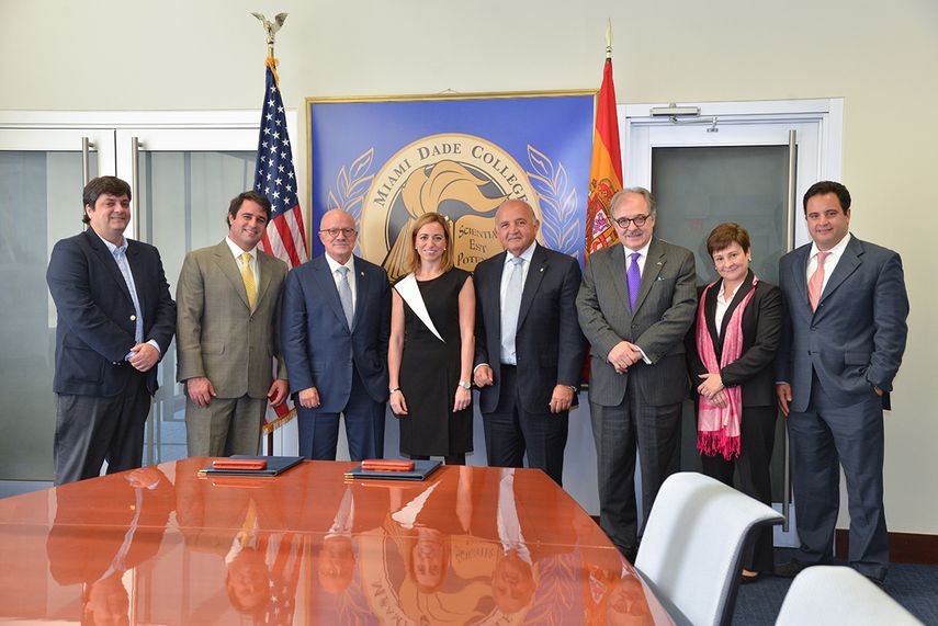 Desde la izquierda, Manuel Aguilera, Nelson R. Mezerhane, Eduardo Padrón, Carme Chacón, Nelson J. Mezerhane G.,Asdrúbal Aguiar, Gilda Pabón y Mashud Mezerhane. (FOTOS ÁLVARO MATA)