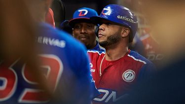 Jugador dominicano festeja con sus compañeros luego de anotar una carrera en la Serie del Caribe