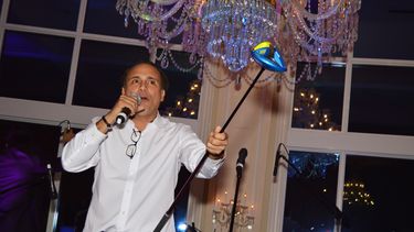 Carlos Jiménez, uno de los organizadores del evento, subastó varias piezas para recaudar fondos.&nbsp;