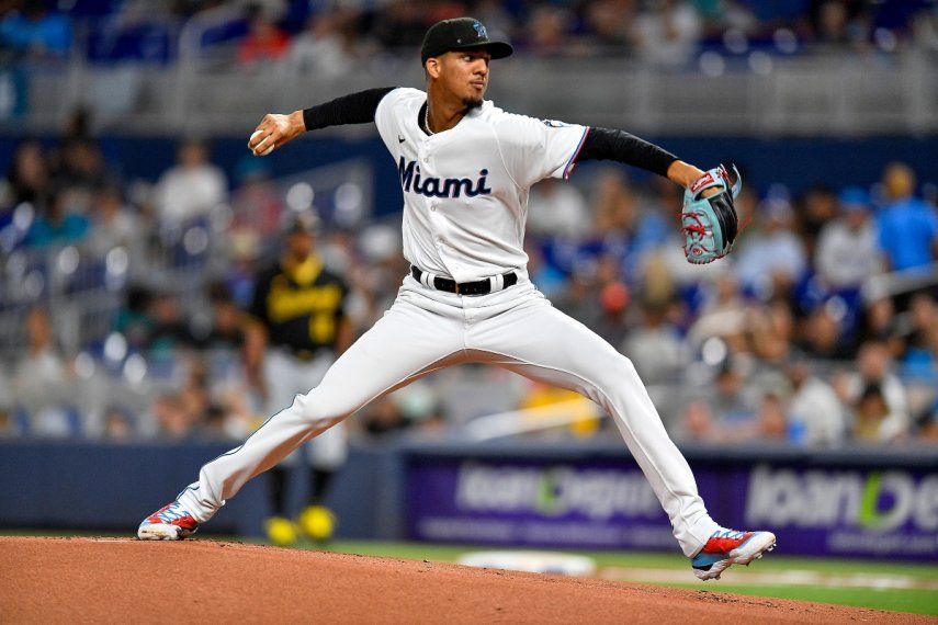 El abridor de los Marlins de Miami, el dominicano Eury Pérez, lanza en la primera entrada del encuentro ante los Piratas de Pittsburgh, el domingo 25 de junio del 2023.&nbsp;