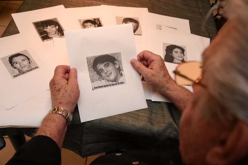 Jorge García observa la foto de su nieto, Juan Mario, que hoy tendría 35 años.