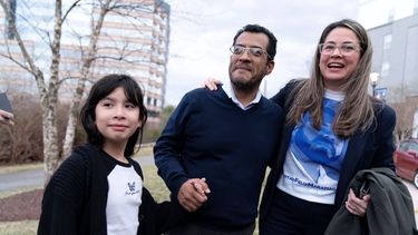 El líder de la oposición nicaragüense Félix Maradiaga se reúne con su esposa Berta Valle y su hija Alejandra, en Chantilly, Virginia, Estados Unidos, el jueves 9 de febrero de 2023.