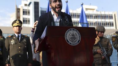El presidente salvadoreño Nayib Bukele le habla a partidarios frente a la asamblea legislativa el 9 de febrero del 2020. Muchos tildan de autoritario a Bukele, pero el mandatario es muy popular en su país.