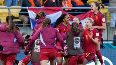 Salma Paralluelo (centro), de España, festeja con sus compañeras tras marcar el tanto del triunfo sobre Holanda en el Mundial, el viernes 11 de agosto de 2023, en Wellington, Nueva Zelanda&nbsp;