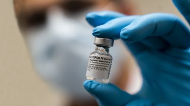 Un enfermero muestra la preciada vacuna contre el COVID-19.