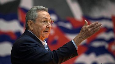 En esta fotografía de archivo del 16 de abril de 2016, el presidente de Cuba, Raúl Castro, se dirige al Congreso del Partido Comunista de Cuba (PCC) en La Habana, Cuba. El VIII Congreso del PCC se realizará entre el 16 y el 19 de abril de 2021 y podría pasar a la historia como el último con un miembro de la familia Castro a la cabeza, si Raúl Castro cumple su anuncio de despedirse como secretario general.