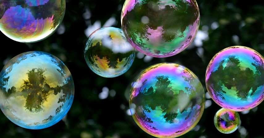 Profesor de ciencias muestra ciclo de vida de una pompa de jabón