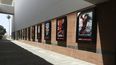 Afiches del pr&oacute;ximo estreno e pel&iacute;culas en un corredor vac&iacute;o en un complejo de cines AMC Burbank Town Center 8 cerrado el 29 de abril de 2020 en Burbank, California. Tras varios tropiezos iniciales, la industria cinematogr&aacute;fica espera contar otra vez con estrenos a finales de agosto.