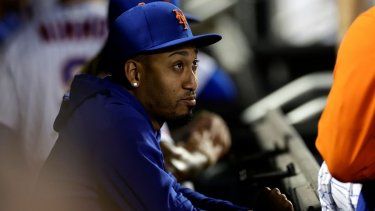 El puertorriqueño de los Mets de Nueva York, Edwin Díaz, mira desde el banquillo durante la quinta entrada de un juego de béisbol ante los Bravos de Atlanta, el 13 de agosto de 2023, en Nueva York.
