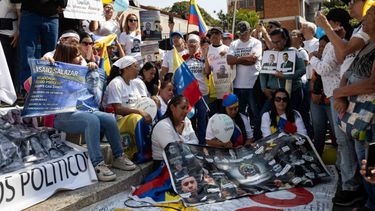 Familiares de presos políticos participan en una protesta alrededor de El Helicoide este sábado, en Caracas (Venezuela).