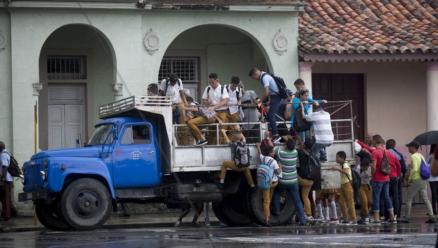 Varias&nbsp;personas suben a un cami&oacute;n como opci&oacute;n de transporte en la ciudad de Pinar del R&iacute;o, en el occidente de Cuba, el lunes 23 de septiembre de 2019.&nbsp;