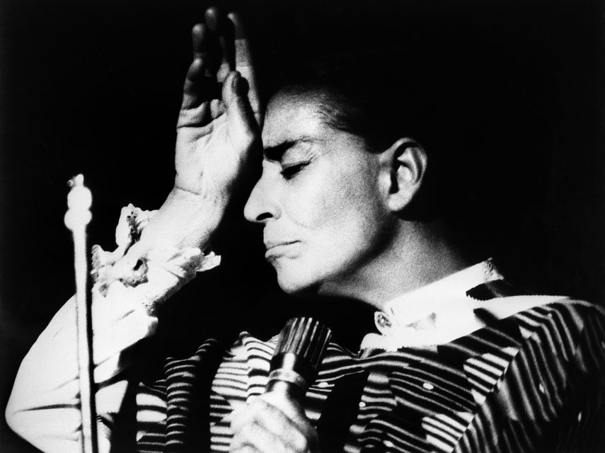 La cantante mexicana Chavela Vargas durante un recital en Madrid, en 1975.