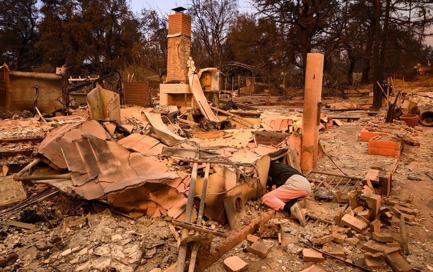 Alana Dadoorian busca entre los restos de su casa quemada en el incendio de Eaton en el área de Altadena del condado de Los Ángeles, California, el 9 de enero de 2025.&nbsp;