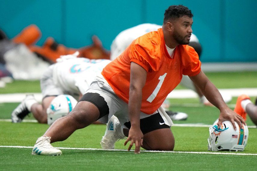 El mariscal de campo de los Dolphins de Miami, Tua Tagovailoa, se estira durante una práctica del equipo, el 6 de junio de 2023.