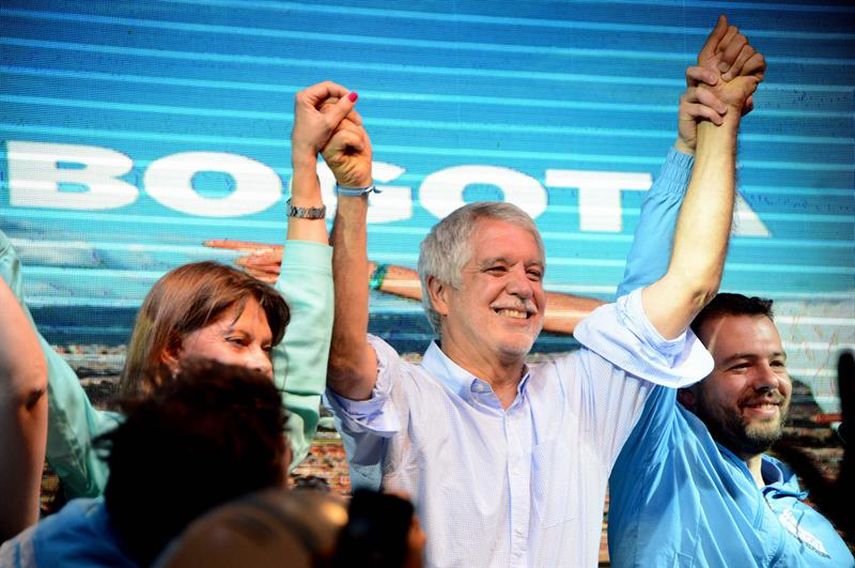   Enrique Peñalosa celebró junto a sus seguidores (EFE) 