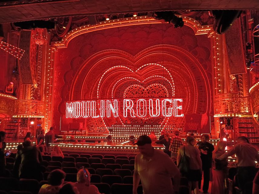 Espectáculo del Moulin Rouge, el musical, en el teatro Hirschfeld Theater.