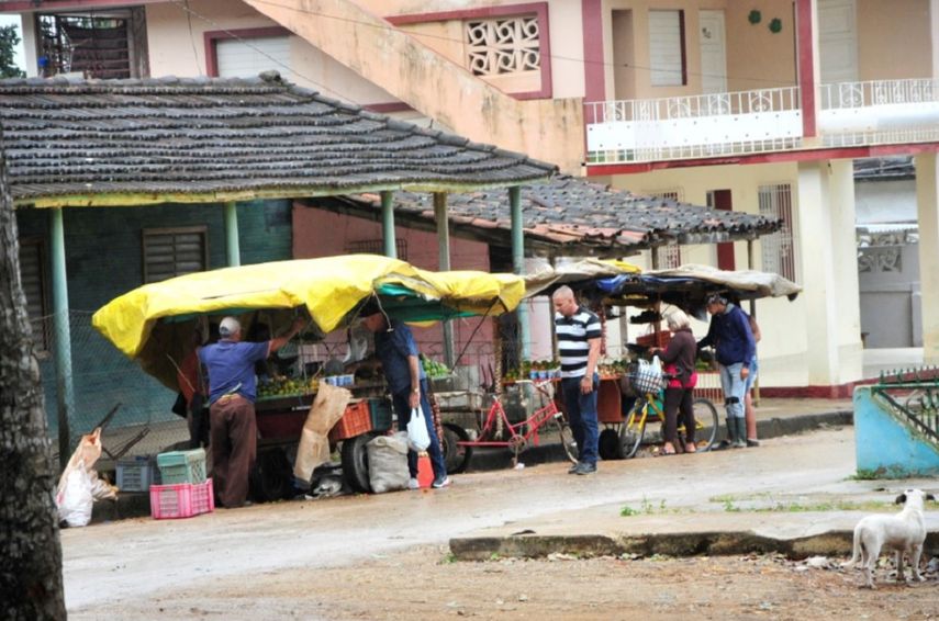 Carretilleros ofreciendo sus productos.