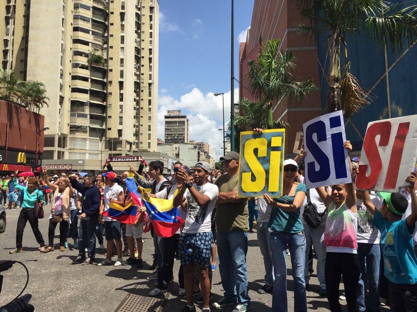 Un grupo de personas participa en el plebiscito opositor de hoy, domingo 16 de julio de 2017, en el centro de Caracas.