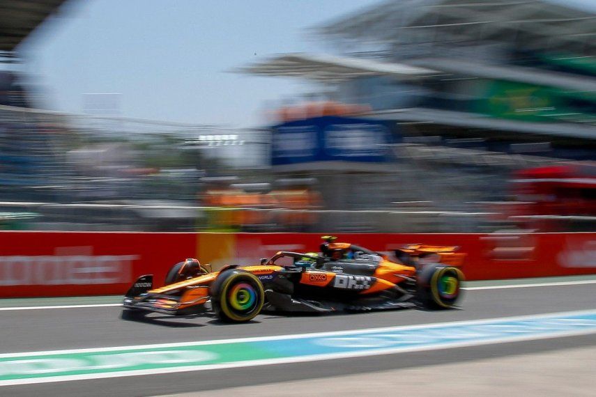 El piloto británico de McLaren, Lando Norris, pasa por el pit lane durante la sesión de entrenamientos del Gran Premio de Fórmula Uno de Sao Paulo en el circuito José Carlos Pace, también conocido como Interlagos, en Sao Paulo, Brasil, el 7 de noviembre de 2025.&nbsp;