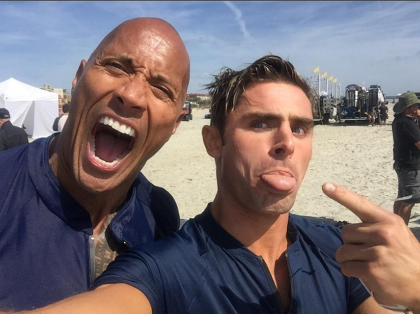 Los actores Zac Efron y Dwayne Johnson La Roca, (EFE)