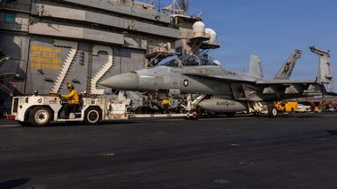 Avion de combate de la fuerza aérea de EEUU en el portaaviones Abraham Lincoln.