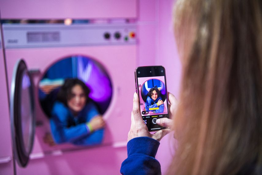 La gente visita la sala del Cuarto de lavado dentro de Youseum el 4 de abril de 2022, en Solna, cerca de Estocolmo. Un nuevo museo de selfies en Suecia está cambiando el guión al hacer que los visitantes sean tanto el artista como la exhibición.