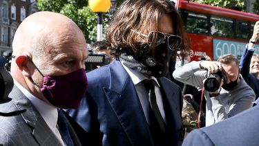 Johnny Depp, segundo de izquierda, con mascarilla, llega al tribunal en Londres, martes siete de julio de 2020.&nbsp;