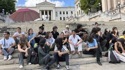 Estudiantes protestan en las escaleras de la Universidad de La Habana para expresar su descontento con las condiciones de enseñanza en La Habana el 9 de marzo de 2026. Estudiantes protestan en las escaleras de la Universidad de La Habana para expresar su descontento con las condiciones de enseñanza en La Habana el 9 de marzo de 2026.