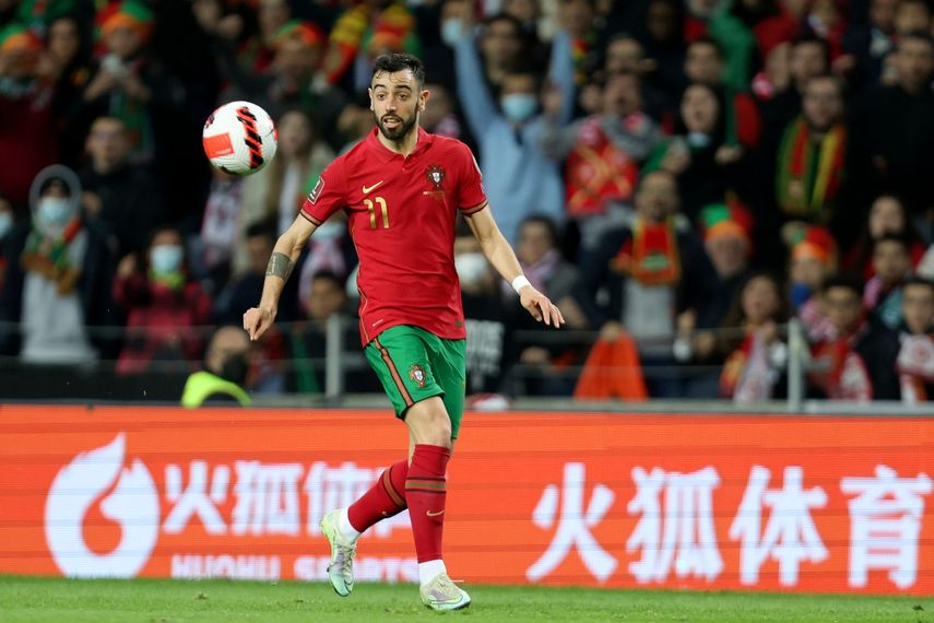 Bruno Fernandes en acción durante un repechaje entre Portugal y Macedonia del Norte clasificatorio para la Copa Mundial. El portugués del Manchester United salió ileso de un accidente automovilístico. Foto del 29 de marzo del 2022.