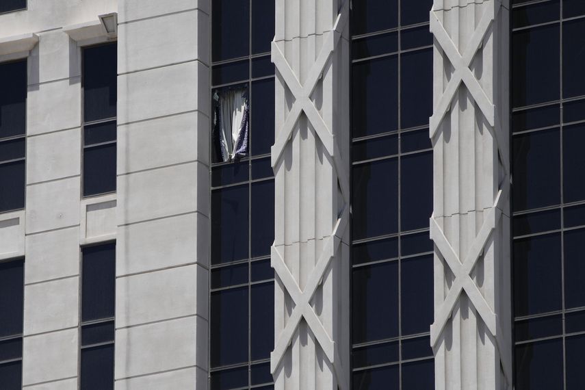 Una cortina cuelga de una ventana rota en la torre de un hotel en el Caesars Palace Hotel & Casino, el martes 11 de julio de 2023 en Las Vegas.&nbsp;