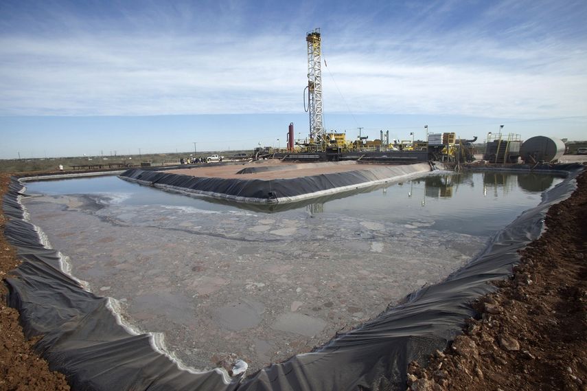 Actividades de preparación para extraer petróleo mediante la técnica del fracking en un pozo de la compañía Windsor Energy, en la localidad de Midland, Texas, en octubre de 2012.