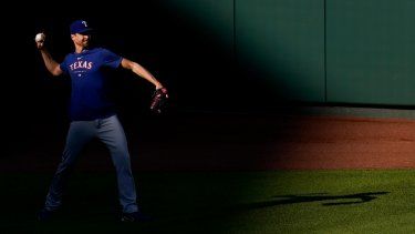 En foto del 26 de mayo del 2023, el abridor de los Rangers de Texas Jacob deGrom trabaja antes del juego ante los Orioles de Baltimore.&nbsp;